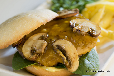 mini hamburguesa con champiñón portobello y espinacas